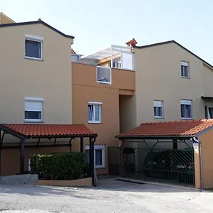 Piranesi With A Parking Space Appartement Pula